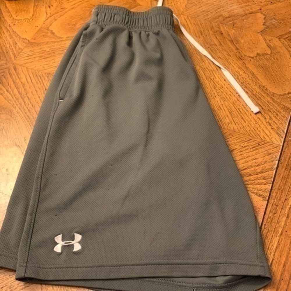Under armour athletic shorts size M